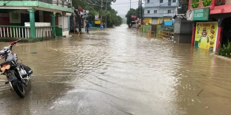 Reportan más 800 desplazados y 176 viviendas afectadas por lluvias, según COE