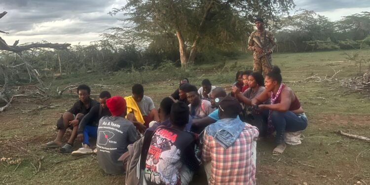 Patrulla del Ejército detiene a 24 indocumentados en zona boscosa de Montecristi