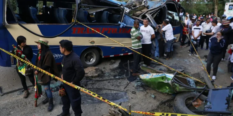Sube a 14 el número de muertos y 38 heridos por ataque en la Vía Panamericana en Colombia