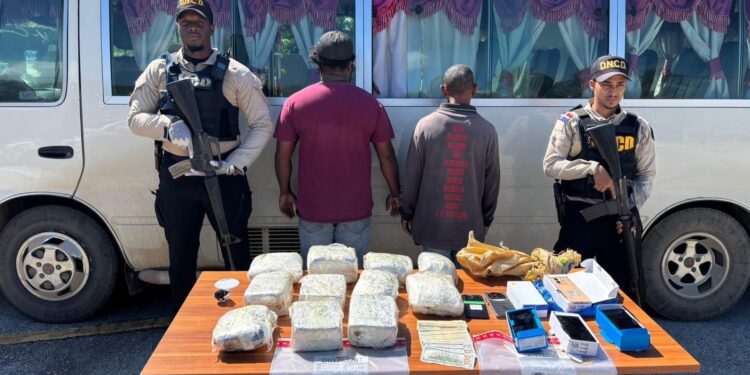 Apresan chofer y cobrador de autobús por transportar paquetes de drogas y dólares