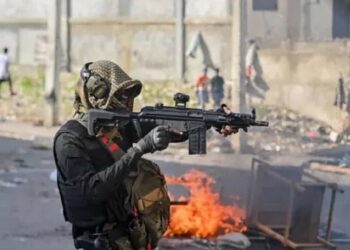 Policía y bandas se enfrentan a tiros en Haití en zona masacre
