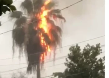 Rayo provoca incendio en vivienda de Barranca, La Vega, en medio de fuertes tormentas
