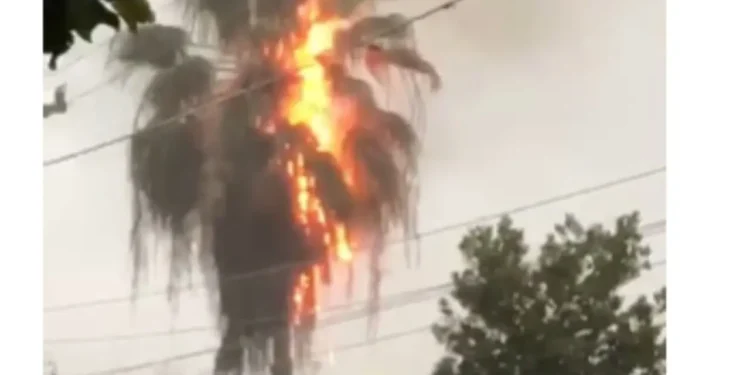 Rayo provoca incendio en vivienda de Barranca, La Vega, en medio de fuertes tormentas