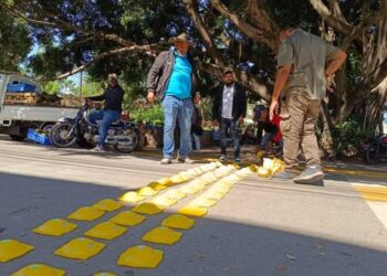 Alcalde coloca reductores de velocidad en peligrosa intercepción de calles en Dajabón