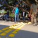 Alcalde coloca reductores de velocidad en peligrosa intercepción de calles en Dajabón