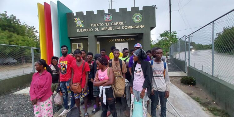 Ejército detiene minibús con 21 indocumentados en San Juan de la Maguana