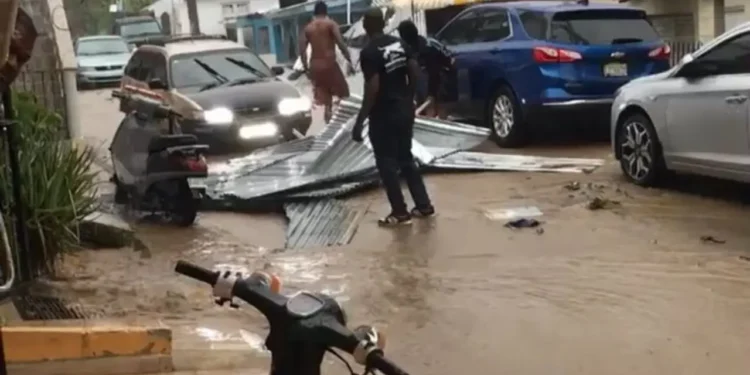 Tornado e inundaciones desatan caos en Altamira; ríos se desbordan y arrastran vehículos
