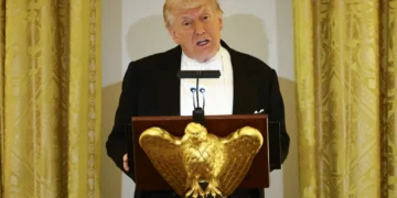 Trump arremete contra Powell por seguir en junta de la Fed y dice que «nadie lo quiere»