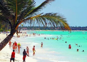 Muere un turista colombiano arrastrado por olas en Bávaro