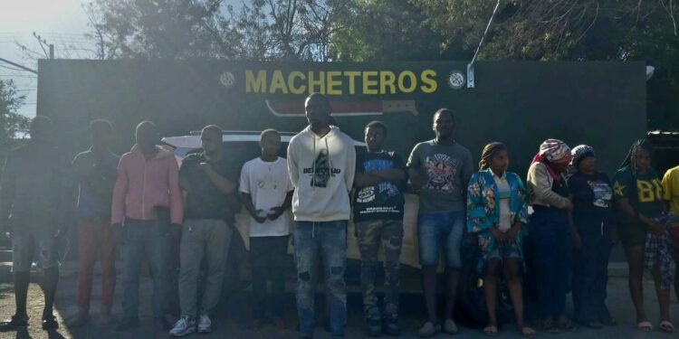 Tras persecución Ejército intercepta vehículo con 16 haitianos indocumentados y detiene conductor en Valverde