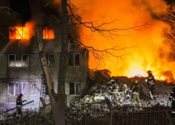 Doce muertos deja ataque ruso en zona residencial de Ucrania
