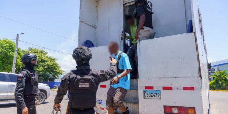 DGM deporta más de mil extranjeros en condición migratoria irregular durante operativos y controles fronterizos