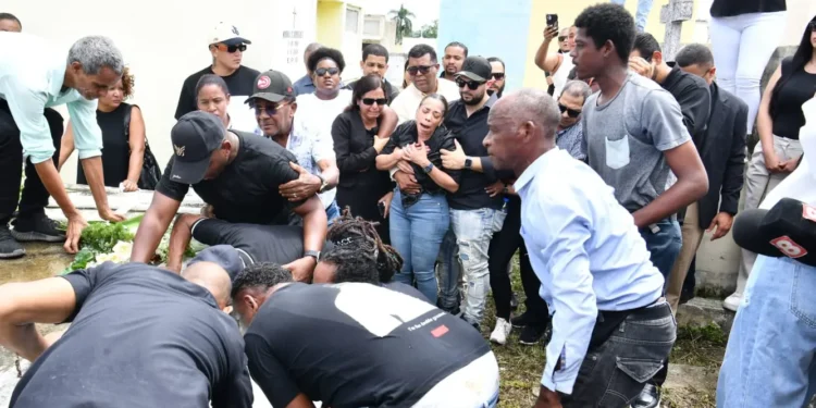Sepultan restos de Esmeralda Moronta, la joven asesinada por expareja en Alma Rosa
