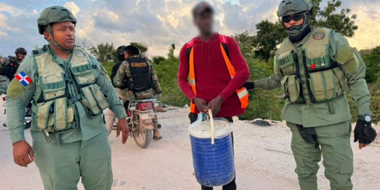 Dirección General de Migración detiene 1,036 indocumentados y deporta 1,130 este jueves