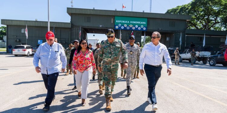 Lee Ballester supervisa controles migratorios en la frontera domínico-haitiana