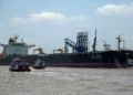 Petróleo vuelve a bajar en mercado que apuesta a desbloqueo del estrecho de Ormuz
