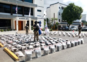 DNCD ocupa 1,295 paquetes de cocaina, arresta cuatro hombres