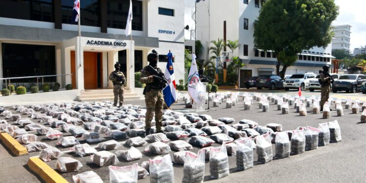 DNCD ocupa 1,295 paquetes de cocaina, arresta cuatro hombres