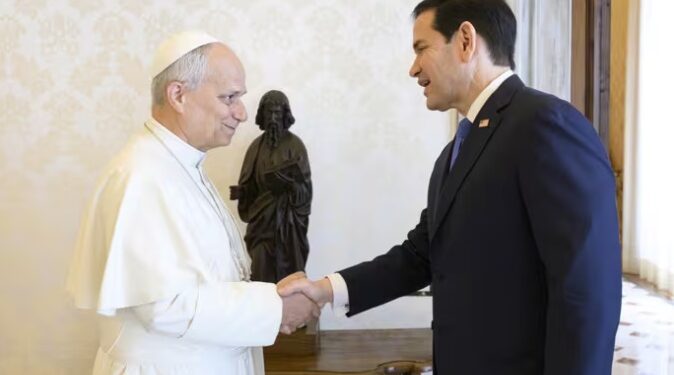 Tras críticas de Trump, Papa recibe a Rubio en el Vaticano