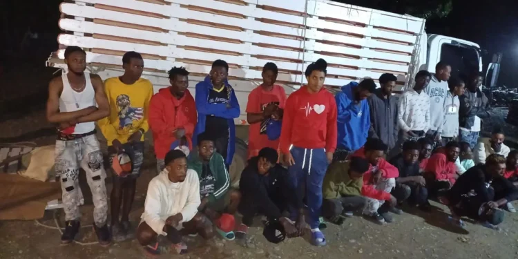 Ejército detiene hombre con 24 haitianos indocumentados en San Juan
