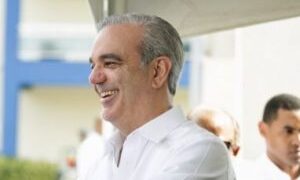 Abinader destina 5.3 millones de su salario a proyectos sociales