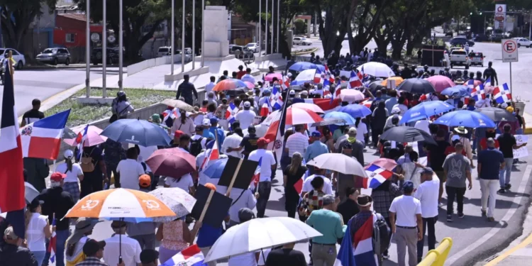 “Agua sí, oro no”: multitudinaria marcha en Santiago contra la minería en la Cordillera Septentrional