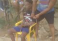 Comunitarios amarran y despojan de un cuchillo joven que había agredido a su padre en Santiago de la Cruz