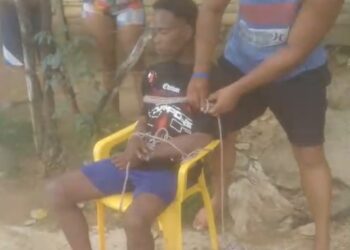 Comunitarios amarran y despojan de un cuchillo joven que había agredido a su padre en Santiago de la Cruz