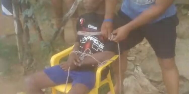 Comunitarios amarran y despojan de un cuchillo joven que había agredido a su padre en Santiago de la Cruz