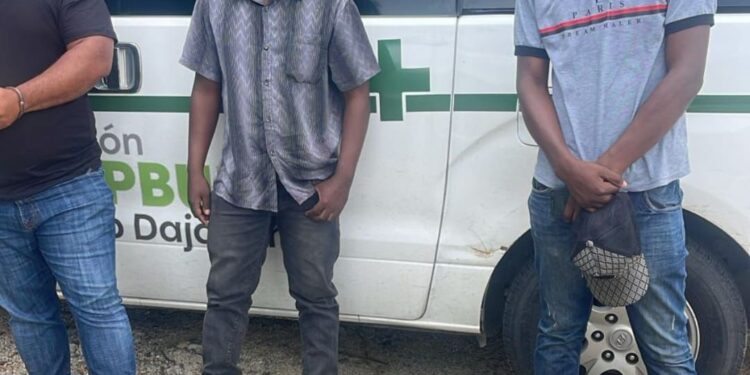Identifican conductor y ambulancia transportaban haitianos indocumentado desde Dajabón