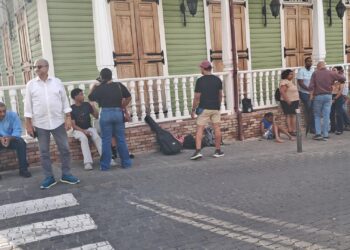 Artistas y ciudadanos mantienen vigilias en edificio de Bellas Artes de Puerto Plata