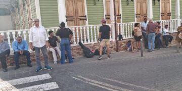 Artistas y ciudadanos mantienen vigilias en edificio de Bellas Artes de Puerto Plata