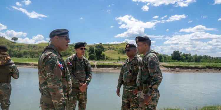 Comandante General del Ejército recorre destacamentos y puestos fronterizos en la provincia Elías Piña
