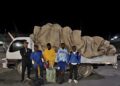 Ejército intercepta camión que transportaba haitianos indocumentados ocultos entre vegetales en Constanza