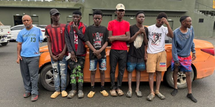 Ejército detiene conductor tras persecución con siete haitianos indocumentados en Constanza