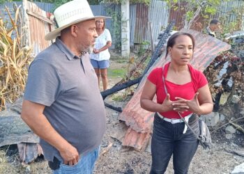 Madre de cuatro hijos pierde su vivienda en incendio y solicita ayuda en Dajabón