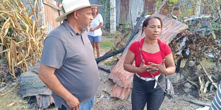 Madre de cuatro hijos pierde su vivienda en incendio y solicita ayuda en Dajabón