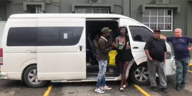 Ejército intercepta minibús con 11 haitianos indocumentados y detiene otros 5 extranjeros en Santiago