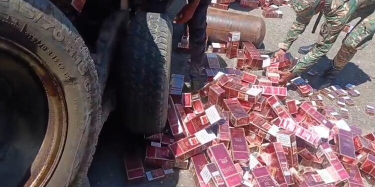 Ejército decomisa más de 96 mil cigarrillos de contrabando ocultos en una camioneta en Valverde