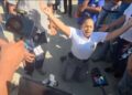 Hincados de rodillas piden al presidente Abinader arreglo de las carreteras de varias comunidades en Dajabón