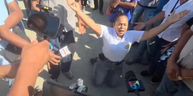 Hincados de rodillas piden al presidente Abinader arreglo de las carreteras de varias comunidades en Dajabón