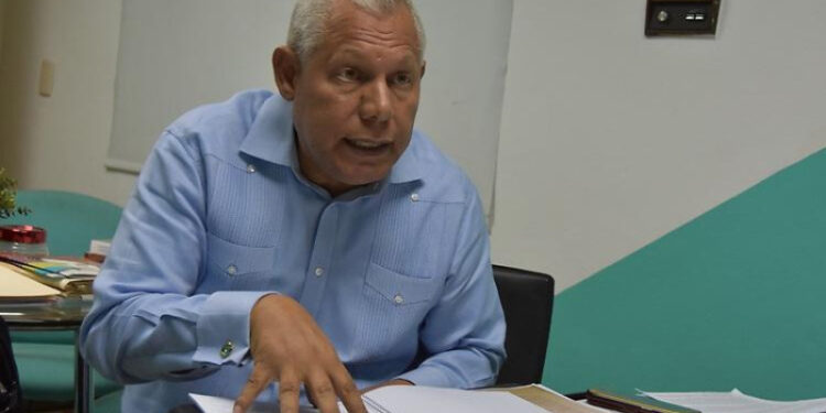 Condenan comunicador a un año prisión y pago RD$15 MM