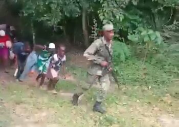 Tres vehículos con 19 haitianos indocumentados fueron interceptados por soldados del Ejército en Constanza