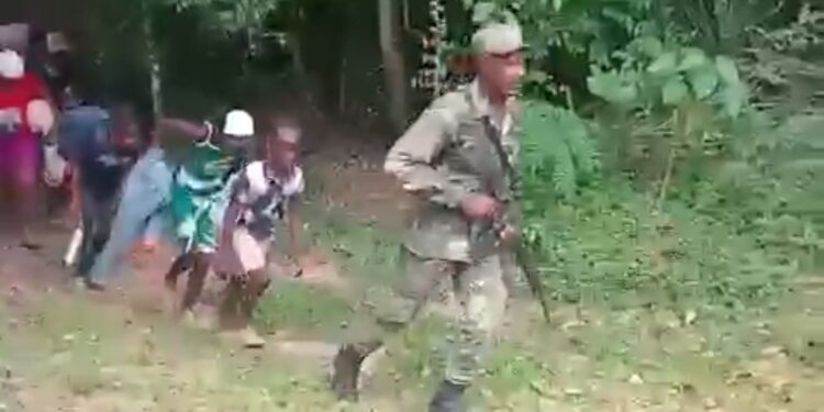 Tres vehículos con 19 haitianos indocumentados fueron interceptados por soldados del Ejército en Constanza