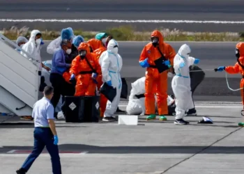 Comienza el desembarco de los primeros pasajeros del crucero afectado por brote de hantavirus