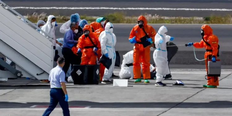 Comienza el desembarco de los primeros pasajeros del crucero afectado por brote de hantavirus