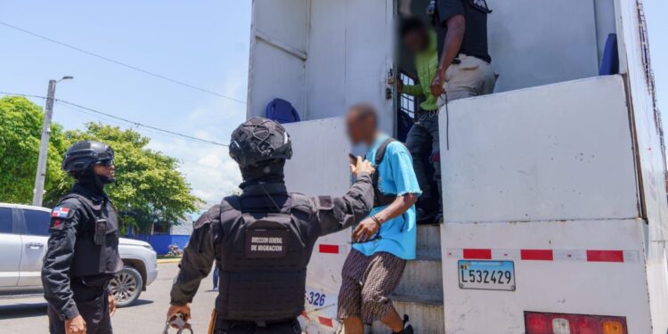 DGM procesó este martes la salida de 1,146 extranjeros indocumentados