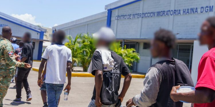 Migración detuvo 957 extranjeros este lunes y deportó 967 personas por la frontera con Haití