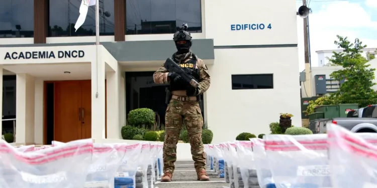 Incautan 978 paquetes de presunta cocaína y apresan a tres venezolanos en costas de SD