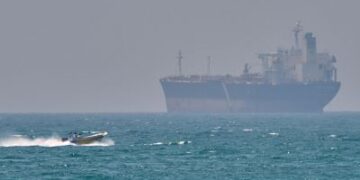 Irán dispara hoy contra «buques infractores» en estrecho Ormuz